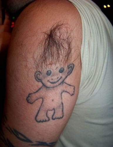 Tatouage biceps troll poils